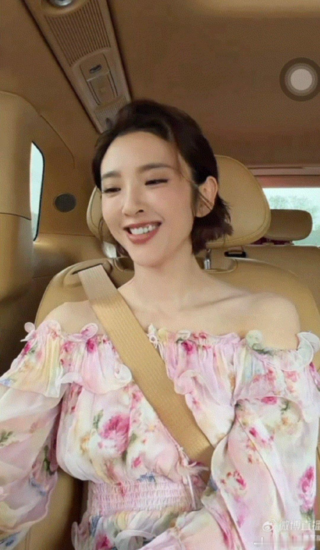 唐艺昕夸完自己就翻车 对着这段片段循环了一晚上，她夸自己的时候眼睛亮得像装了星星