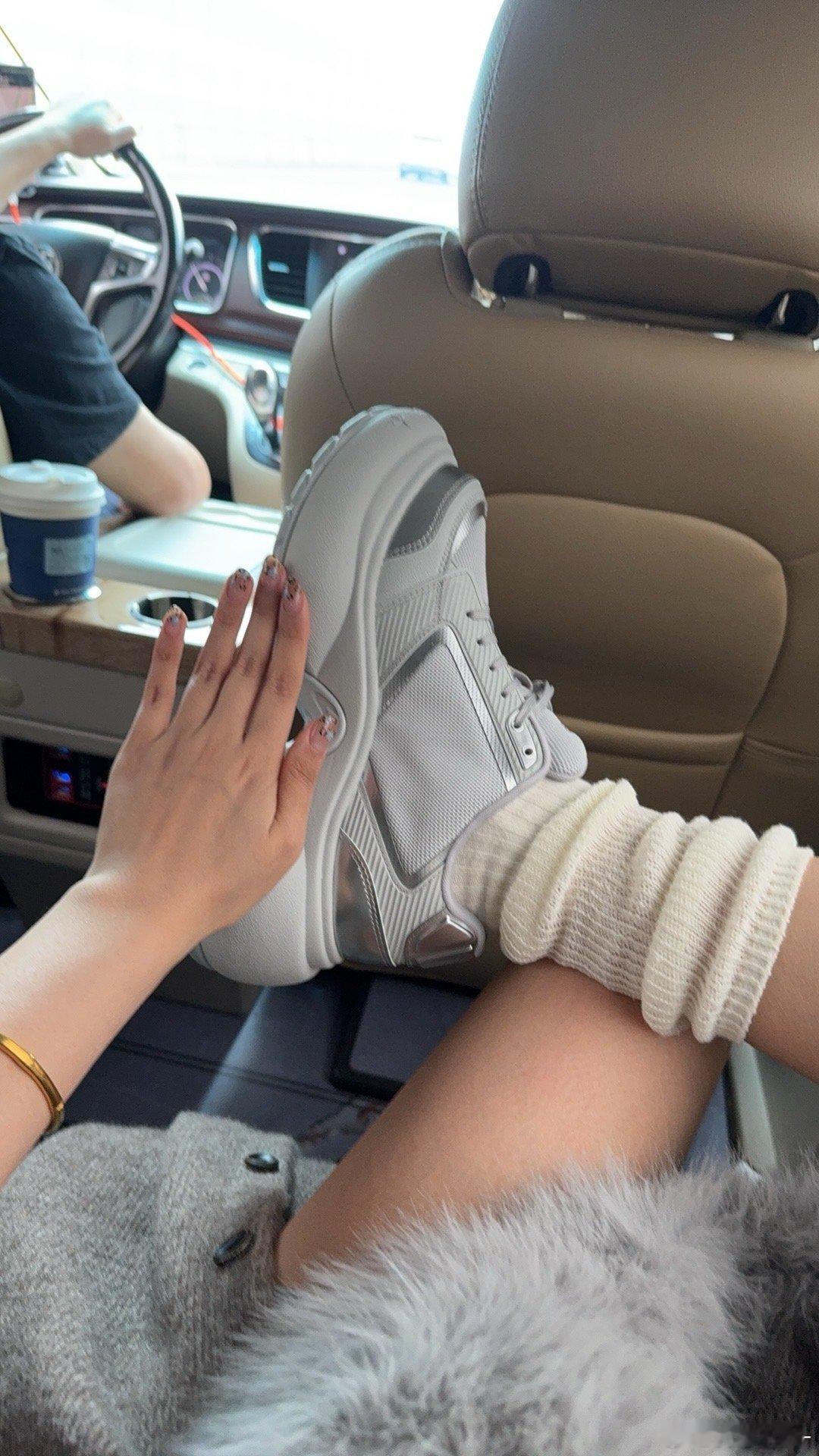 穿了一双贼显腿细的鞋子 