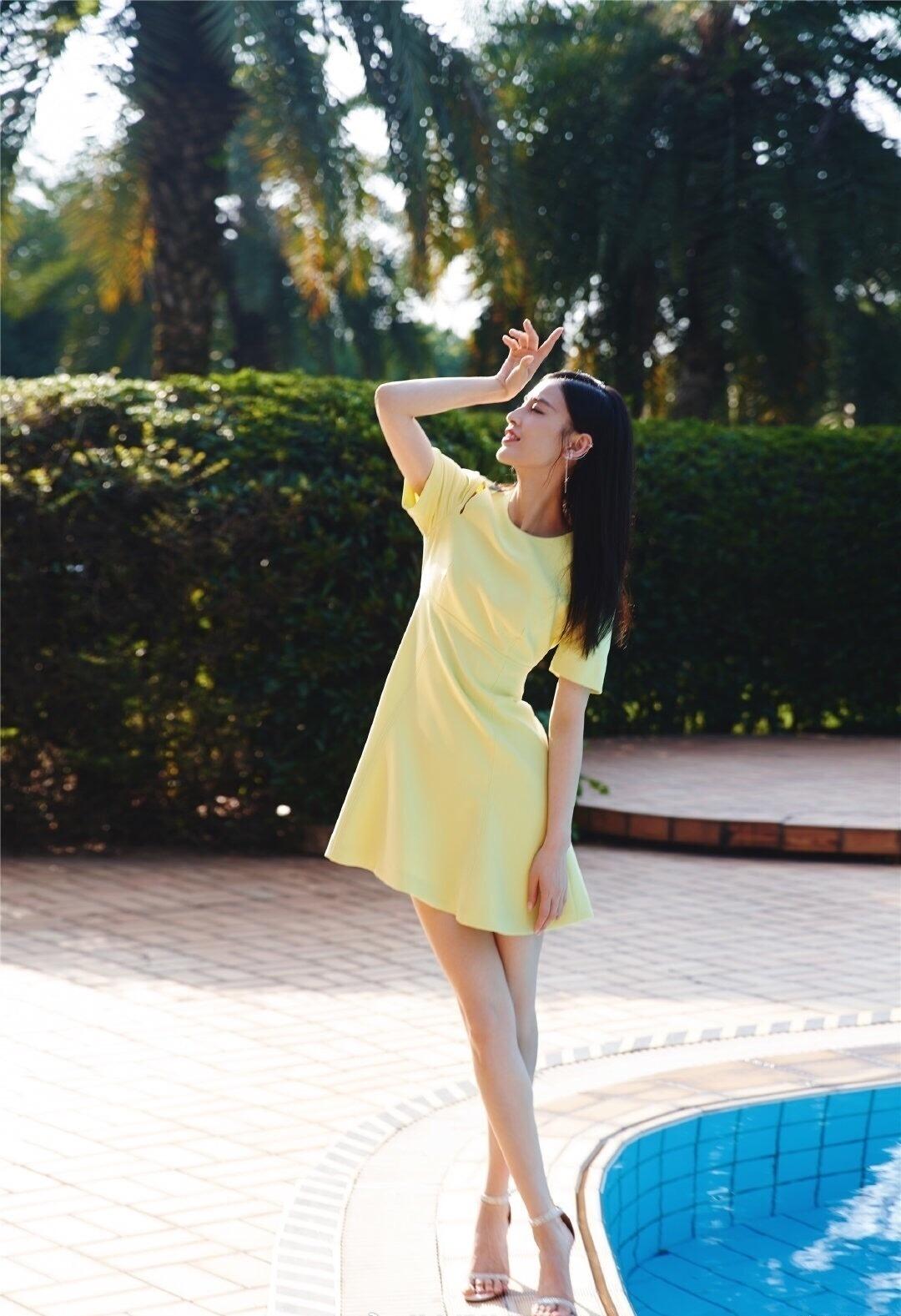 黄圣依的一组泳池私服写真 ​​​