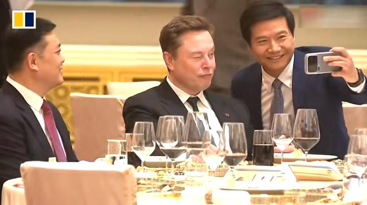 和马斯克拍照的是谁？老马一脸不情愿。