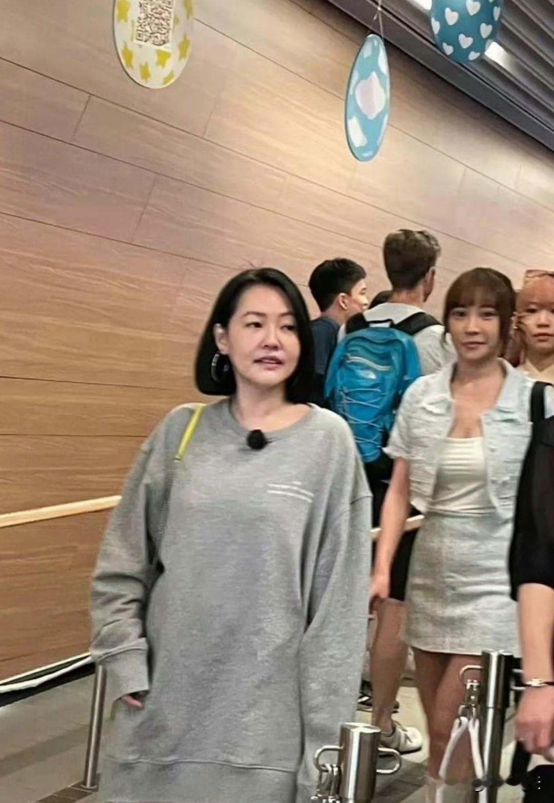 小⁠S⁠在香‌‍‎港被‌⁠网友偶⁠遇⁠‎‏，真﻿人⁠状态超显年‌轻！一点‏都不肿