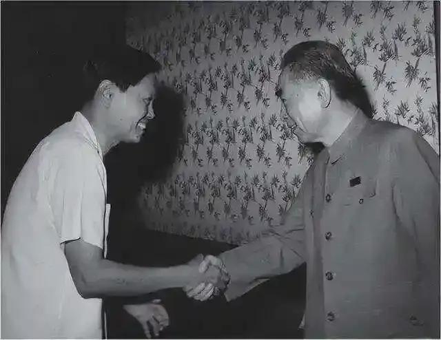 1971年，著名物理学家杨振宁从美国回到中国探亲。期间，周总理亲自设宴招待。席上