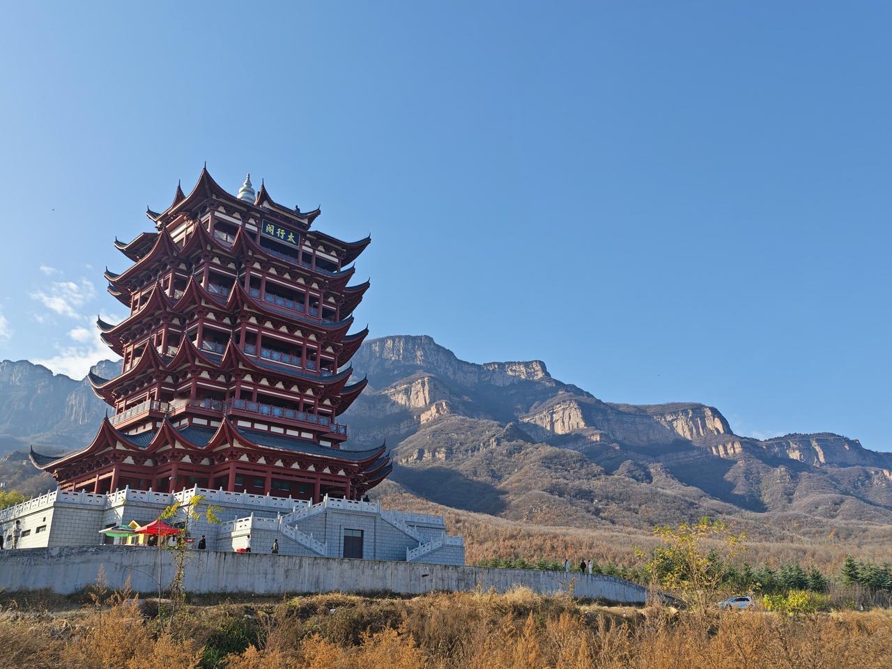 今天来到了安阳市林州，这个太行山脚下的小城市风景独特，在这里看太行山有一种拔地而