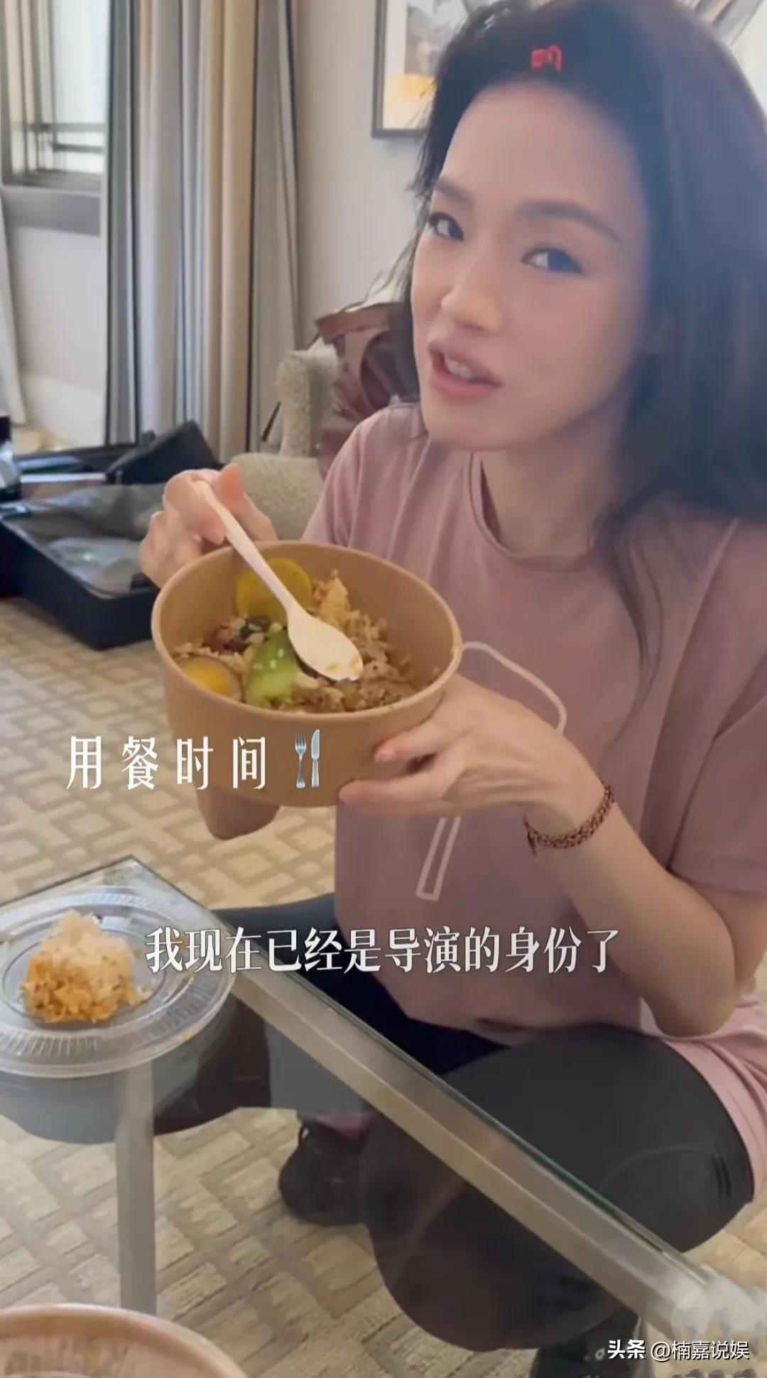 舒淇是真的一点也不矫情啊！
她晒在宣传新电影期间就餐时的照片，素颜朝天，穿着家居