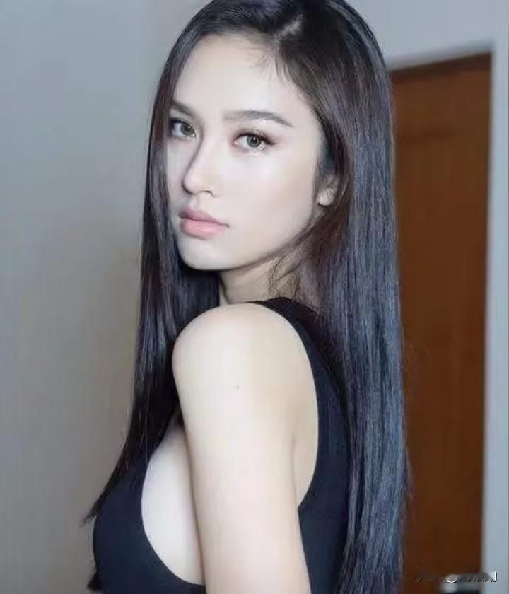 谁能想到，眼前这张精致绝美的脸庞，竟然不是普通女孩子。
 一头乌黑柔顺的长发，五