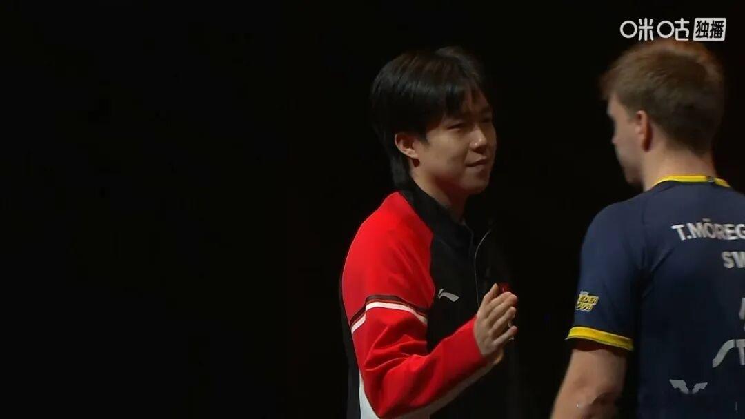 王楚钦因伤退赛 哎😑，无话可说，反正大家一定要以身体为重，留得青山在不怕没柴烧