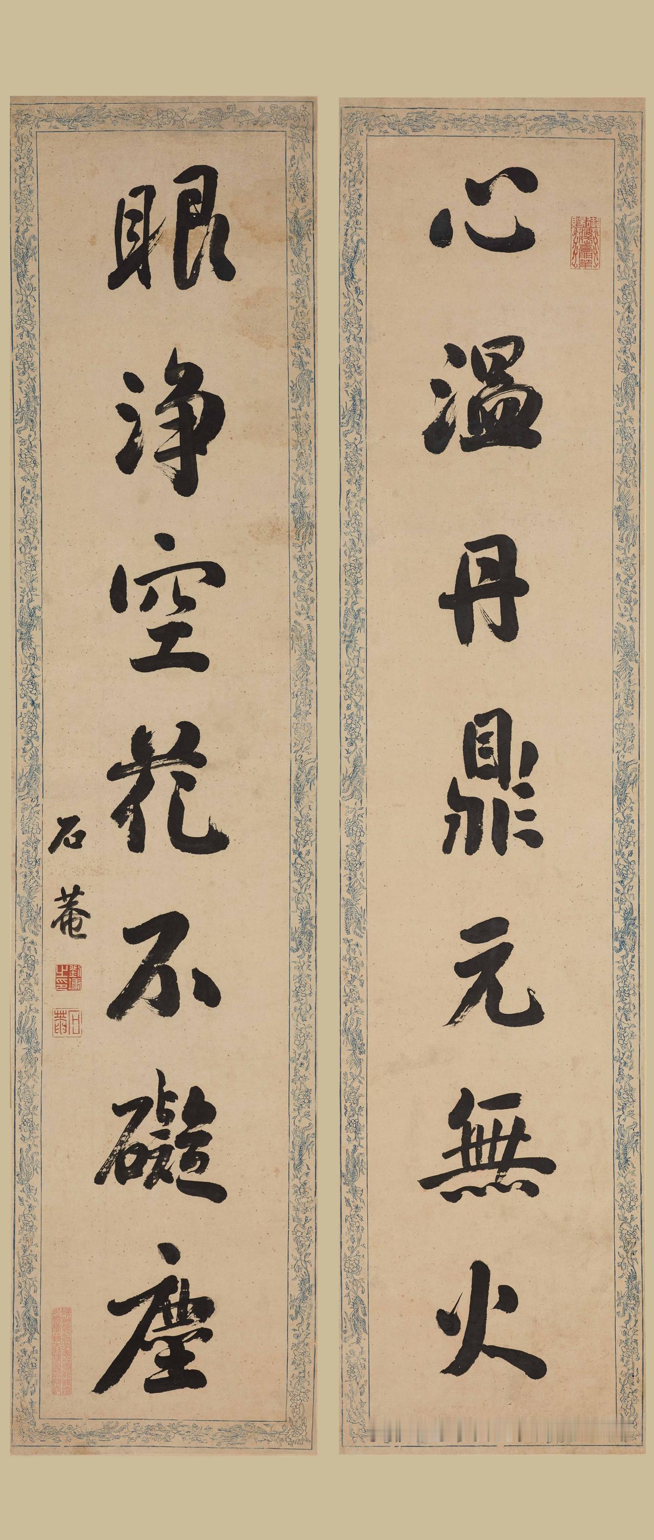刘墉善用狼毫硬笔在蜡笺纸上书写丰肥字体，这种刻意表现圆润柔厚与“墨猪”之间究竟该