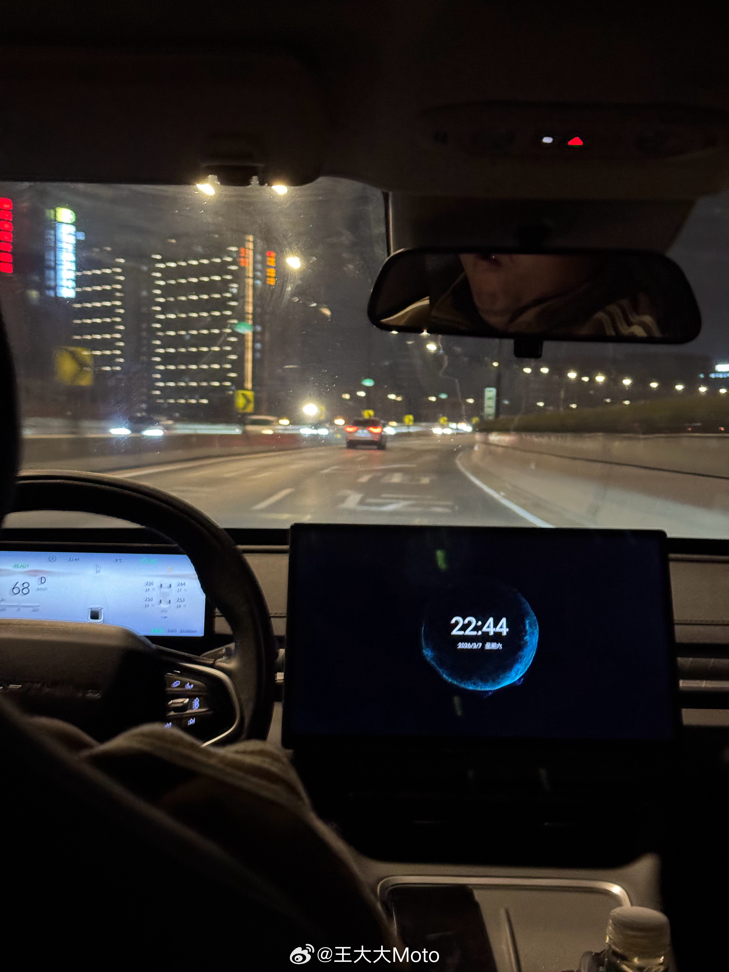 刚拍完500w警告下午到晚上还没吃饭在美食荒漠找点吃的打车都打了一百多块了一会不