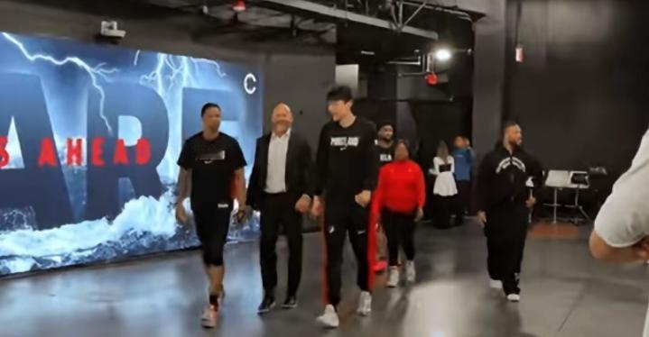 开拓者老板乐坏了，得给总经理涨工资了吧？

本来想摆烂的一个赛季，结果让总经理搞