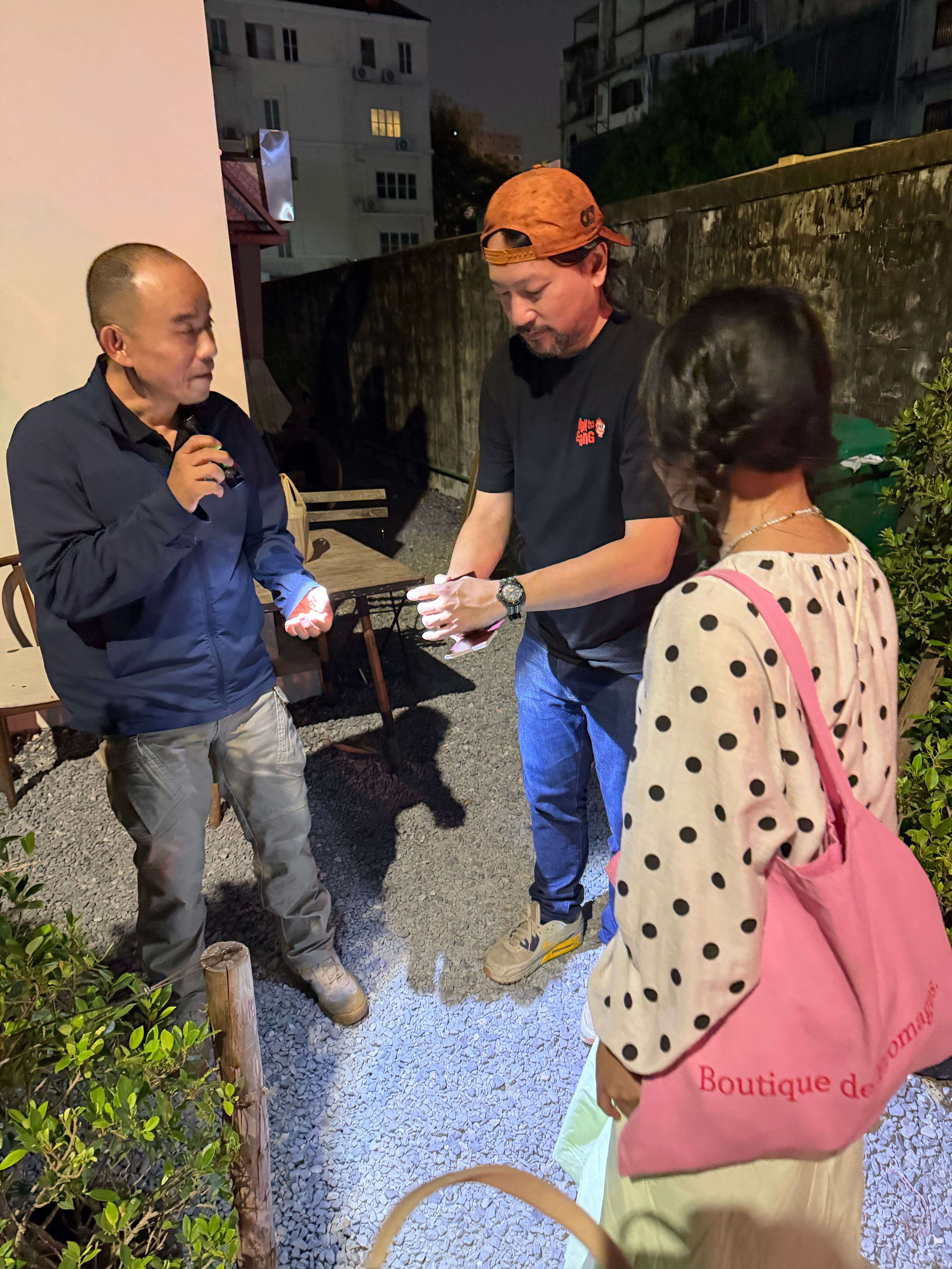 找了家酒吧，保安说得看我们护照确认年龄