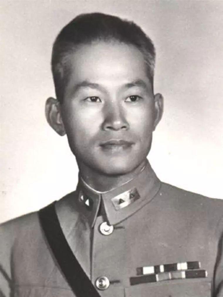 他是击毙日军最多的将军他一生共击毙了三万头日本鬼子，为了给南京大屠杀的老百姓报仇