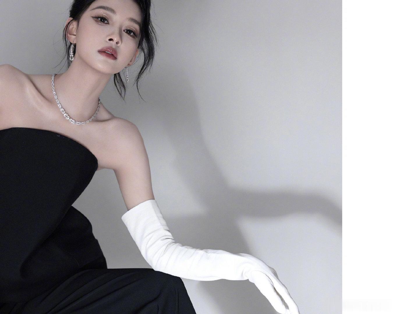 孙怡领奖镜头切张若昀孙怡领奖切张若昀镜头 恭喜孙怡领奖！！今天美得特别吸睛！！！