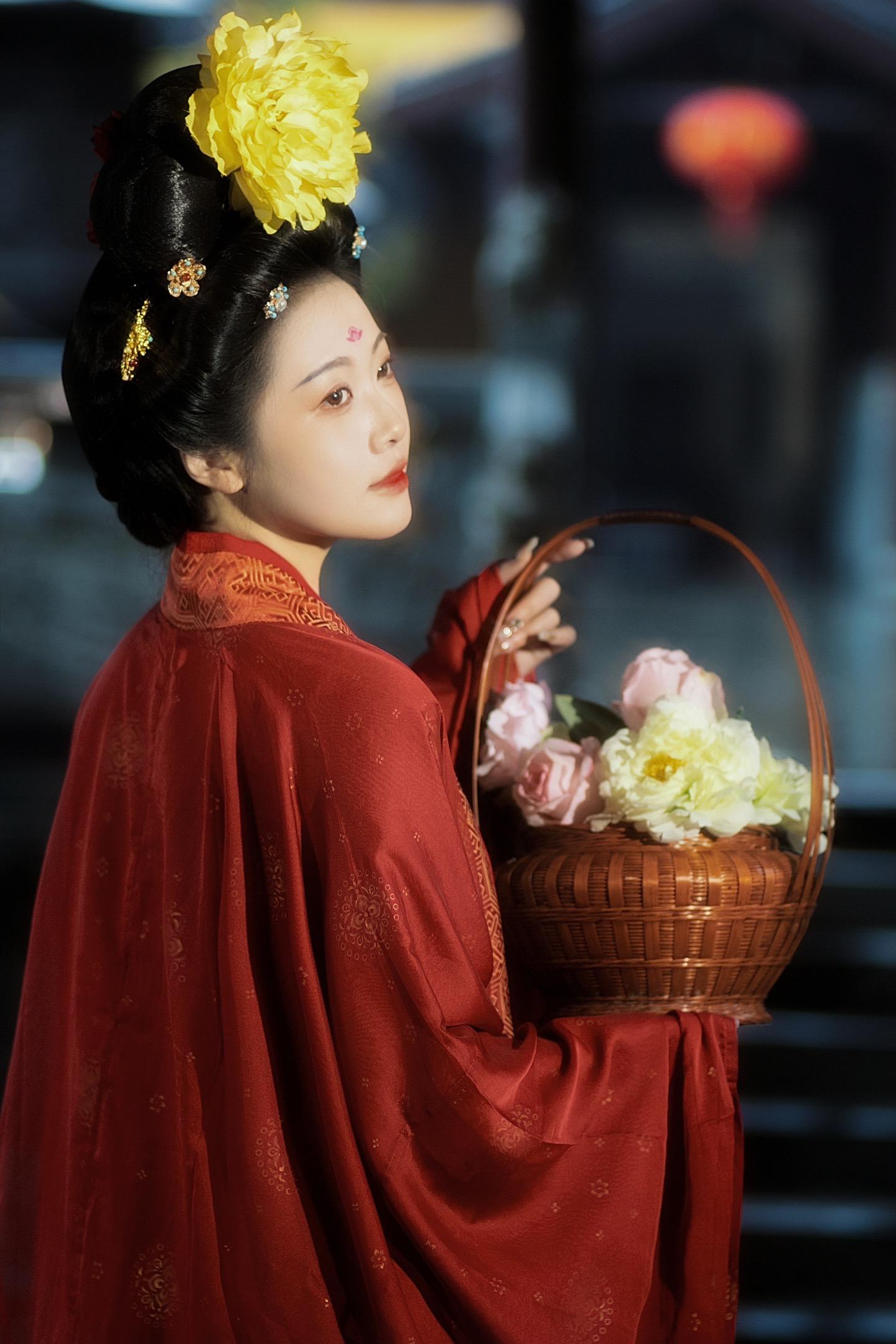 被国色芳华县主的妆造美到了/客。