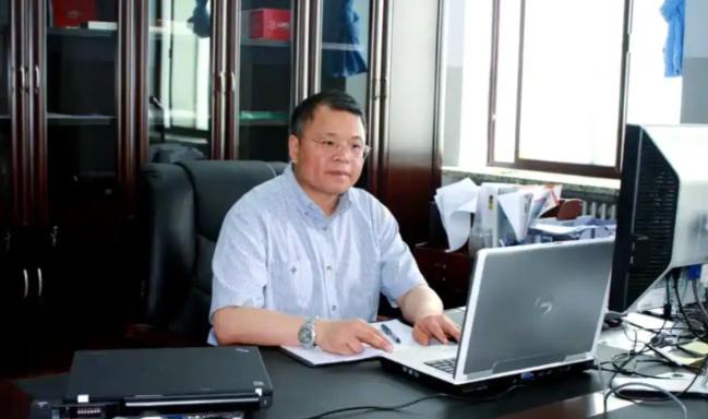 1997年，公费留学的黄大年加入英国籍，父母强烈反对，他说：就算骂我，我也要加入