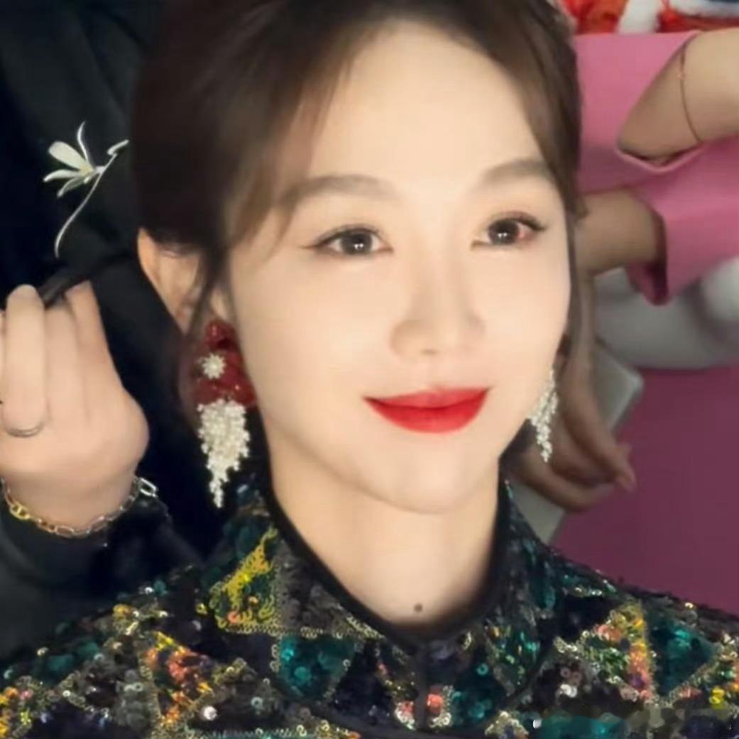 姜妍好漂亮 终于有人发现她的美了哈哈哈！当初在现在就出发里面就看过她 就觉得她好