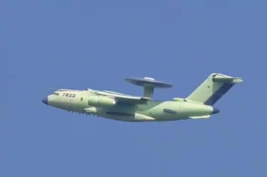 这张照片刚在推特上露头，美军太平洋空军司令部作战值班室的咖啡壶就没停过。值班参谋