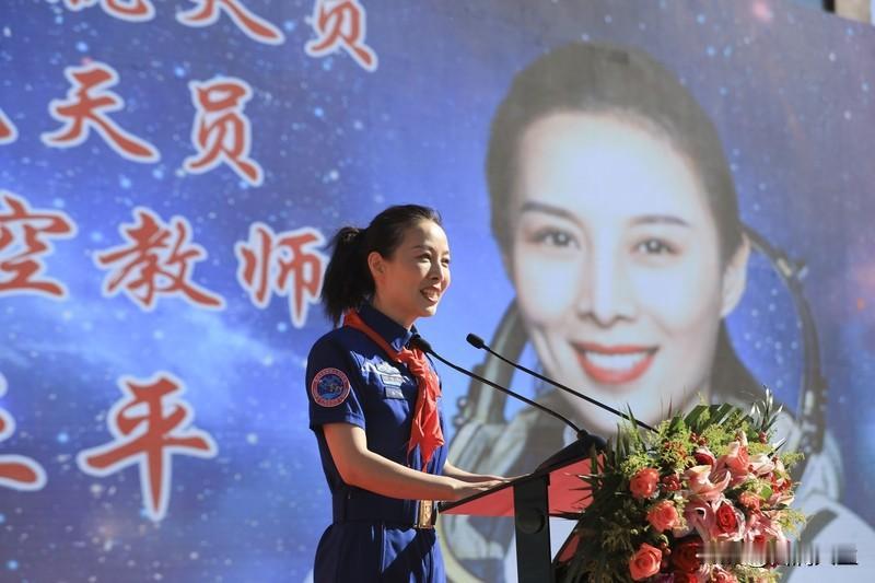 大家来评论一下，嫦娥能与哪个女航天员在月球会面！