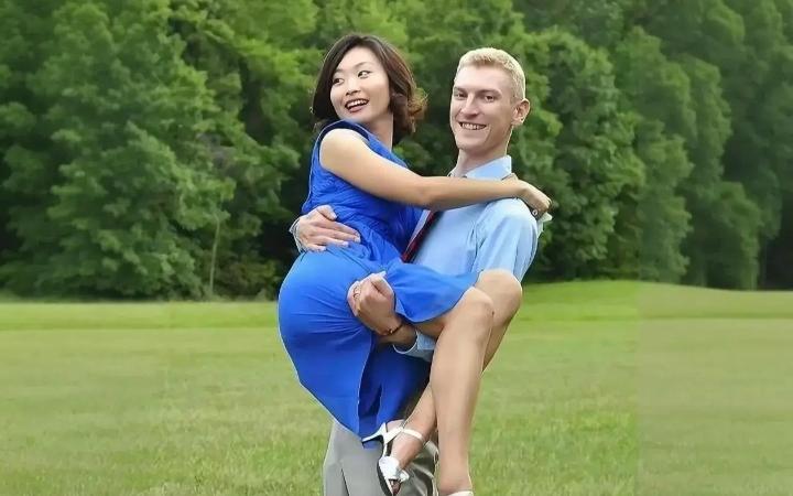 在敬一丹的讣告里，女儿王尔晴一句“母亲、知己、朋友”打动了很多人。不少人因此注意