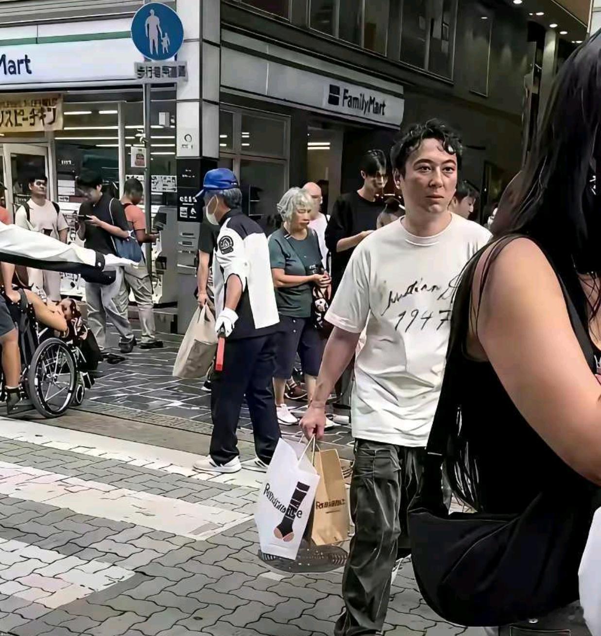 为什么他这么喜欢去日本，是国内待着不香吗？