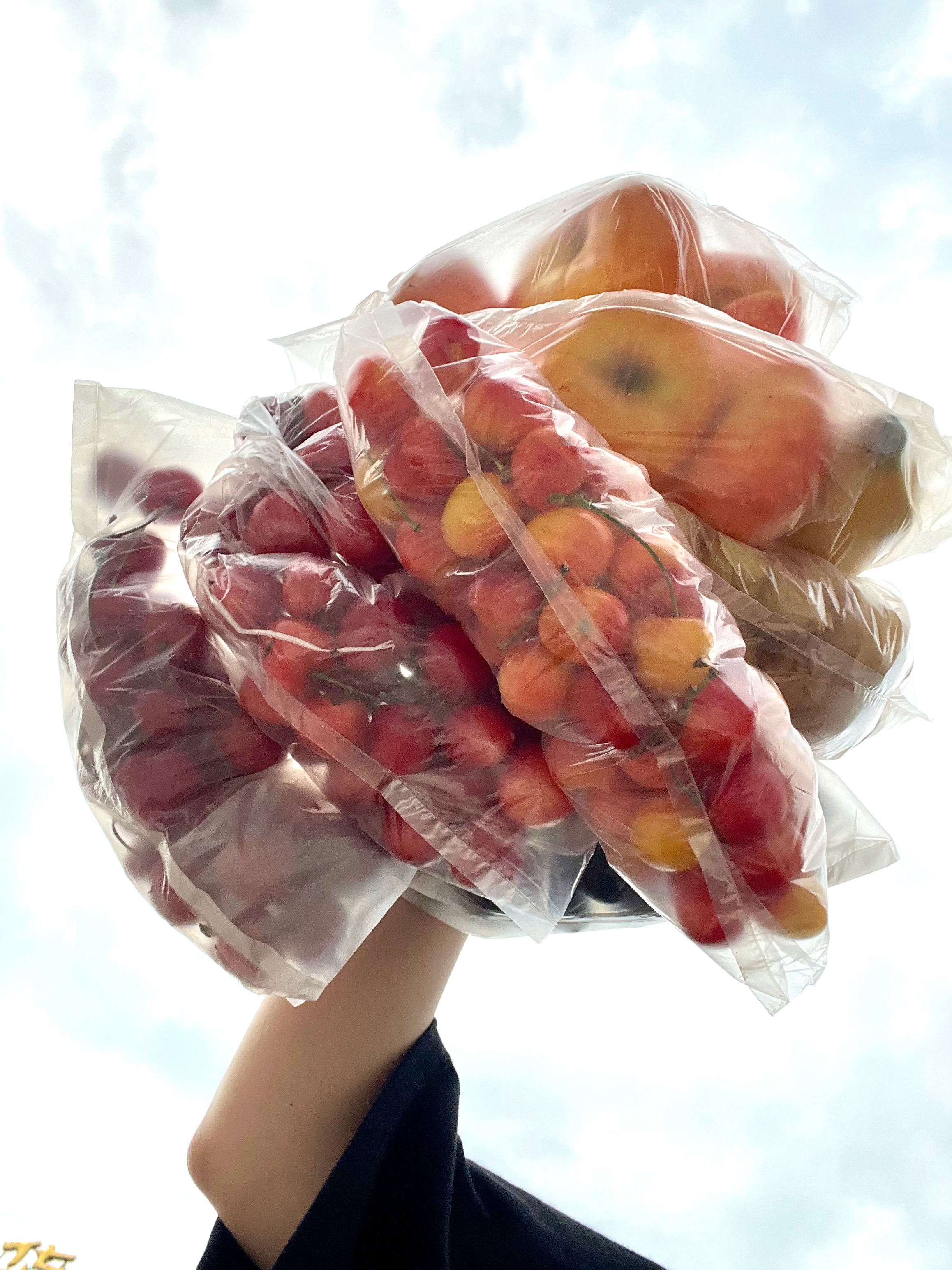四个品种的樱桃、菇凉果、苹果蕉、彩虹蟠桃这么一大把不到200，好便宜好便宜！今晚