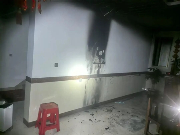 【老人深夜追剧 电视机突然起火】福建泉州发生一起家庭电器起火事件，一位老人深夜在