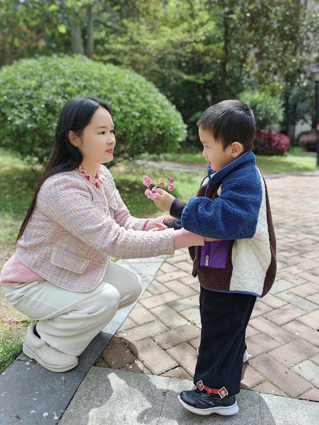 春光明媚，小儿嬉戏[笑]