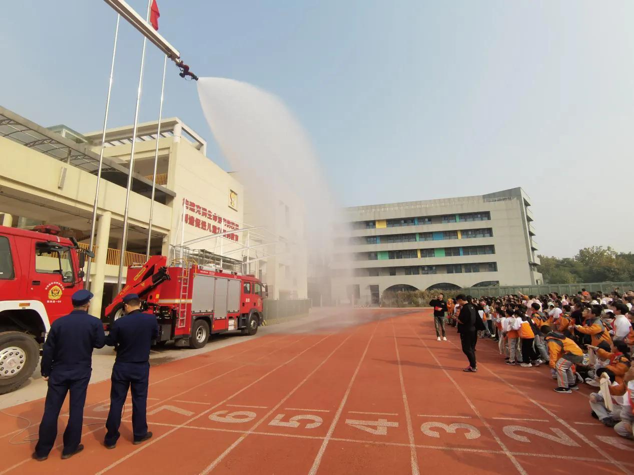 别样安全演练，西安高新第三小学把消防“救兵”搬进校园
 
“今天消防员叔叔成了我