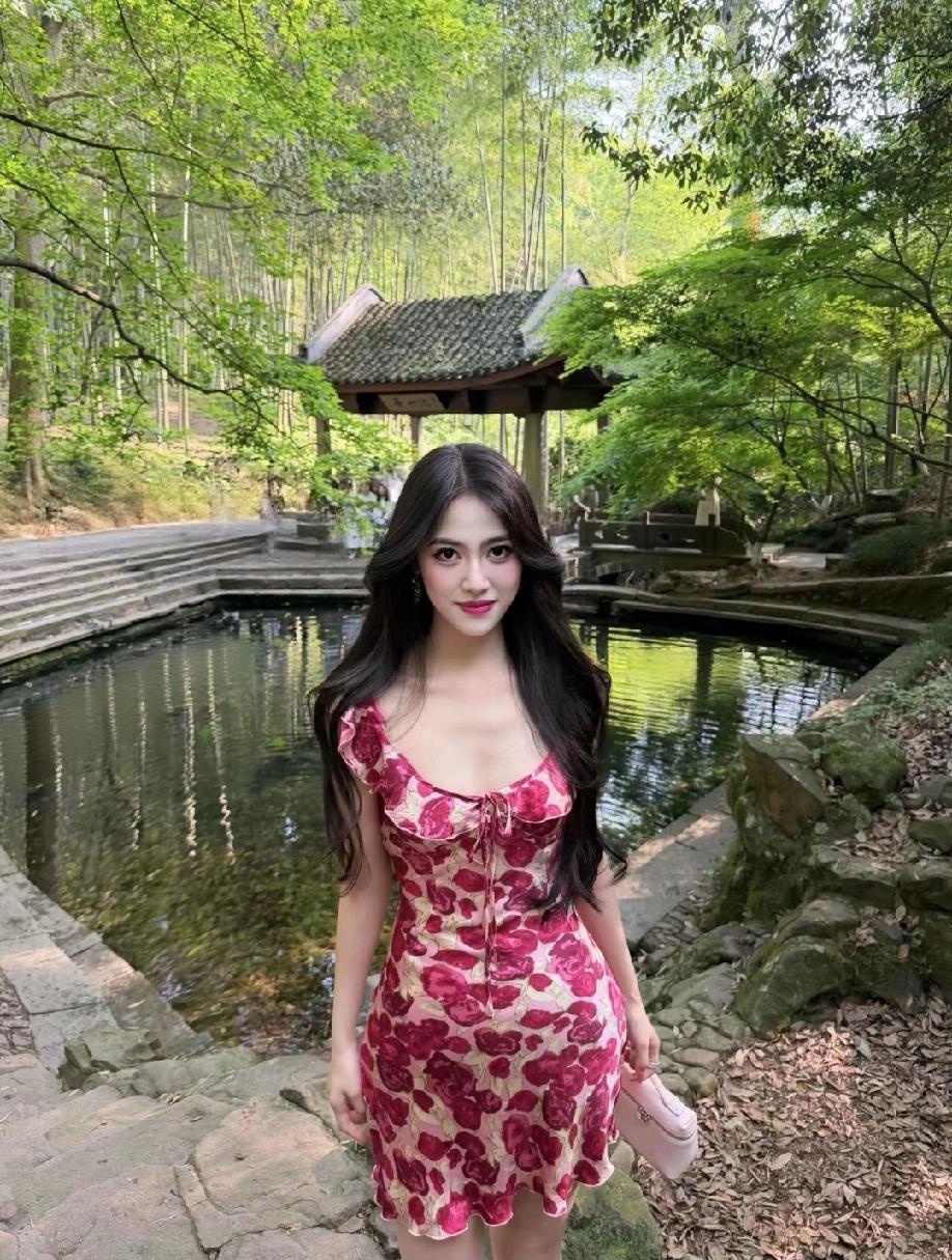 在古风庭院中，红衣少女与绿意盎然的背景相映成趣，宛如一幅唯美画卷。甜妹魅力探讨 
