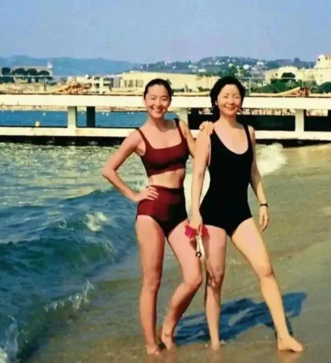 1990年，法国，36岁的林青霞和37岁的邓丽君，在海边玩耍时的合影。

这两人