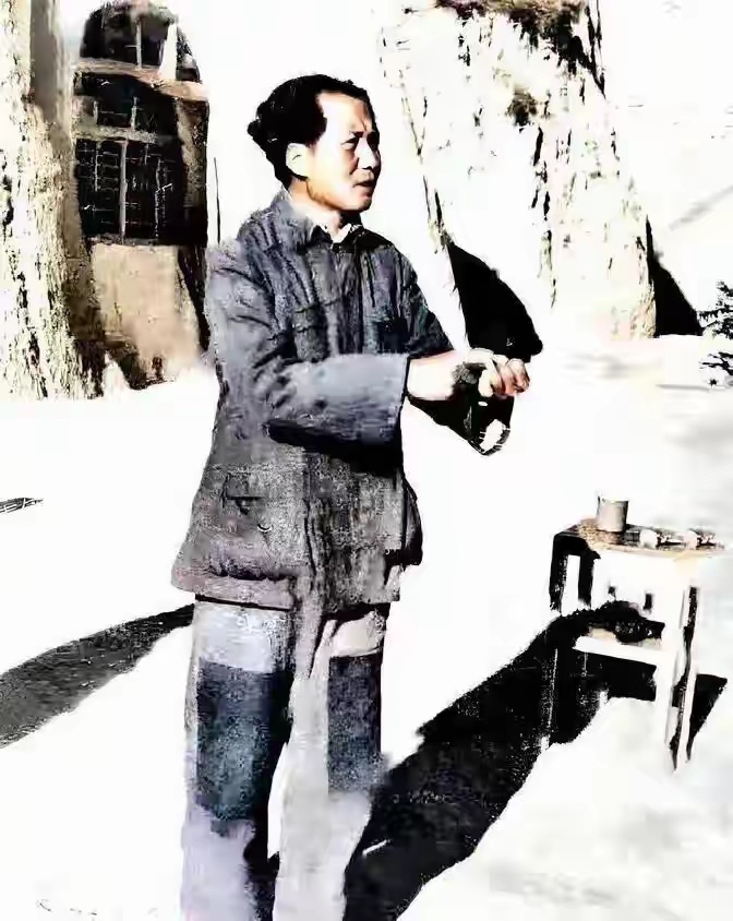 朴素的衣衫、昏暗的油灯，一篇《论持久战》，确定了八年抗战的战略，为全民抗战指明了
