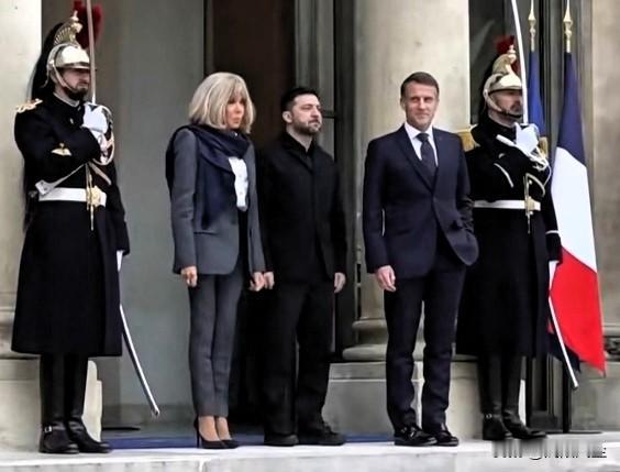 叶莲娜·泽连斯卡娅没和泽连斯基一起抵达，她是在泽连斯基到了之后她才抵达爱丽舍宫。