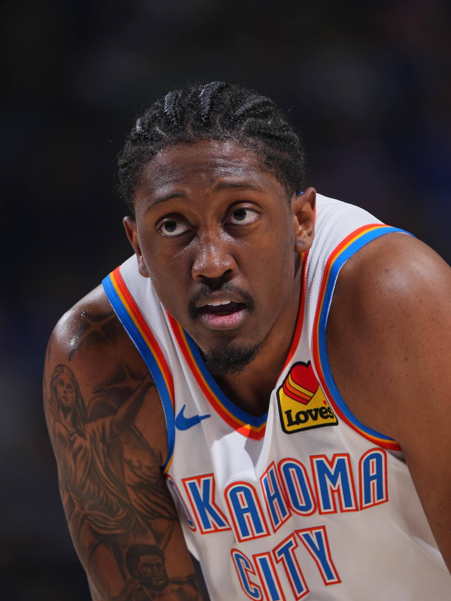 杰伦威廉姆斯晒近照并配文：“我们可以抱怨玫瑰丛长满尖刺，亦能欣赏荆棘之上盛开着鲜