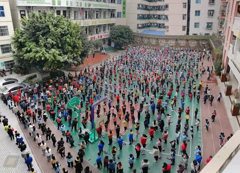 一个个像面条，广西体育老师连续踹倒多名小学生！10月10日上午，广西南宁市江南区