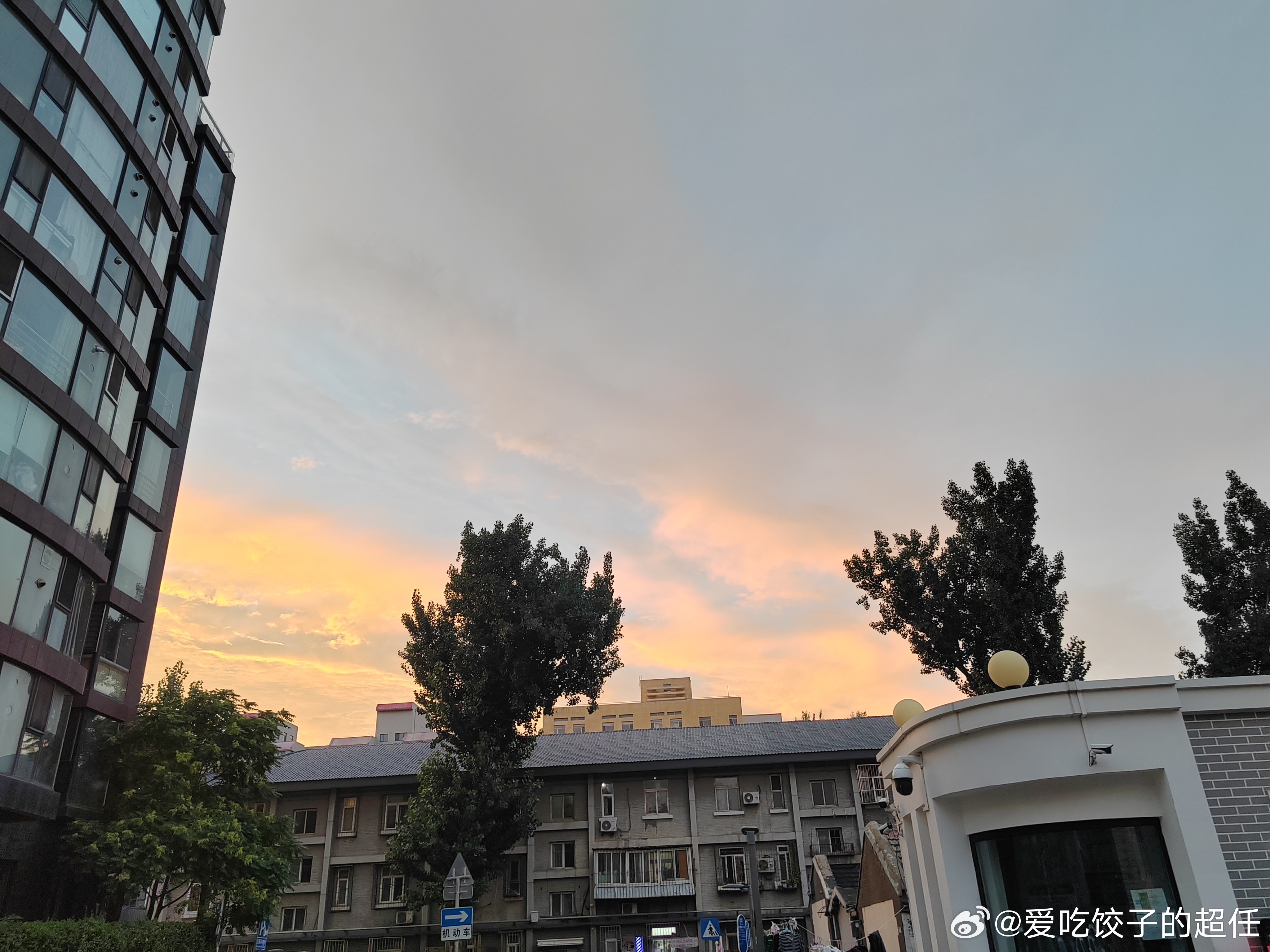 城市黄昏云边镶着暖光平凡的一天也有了收尾的浪漫✨ 
