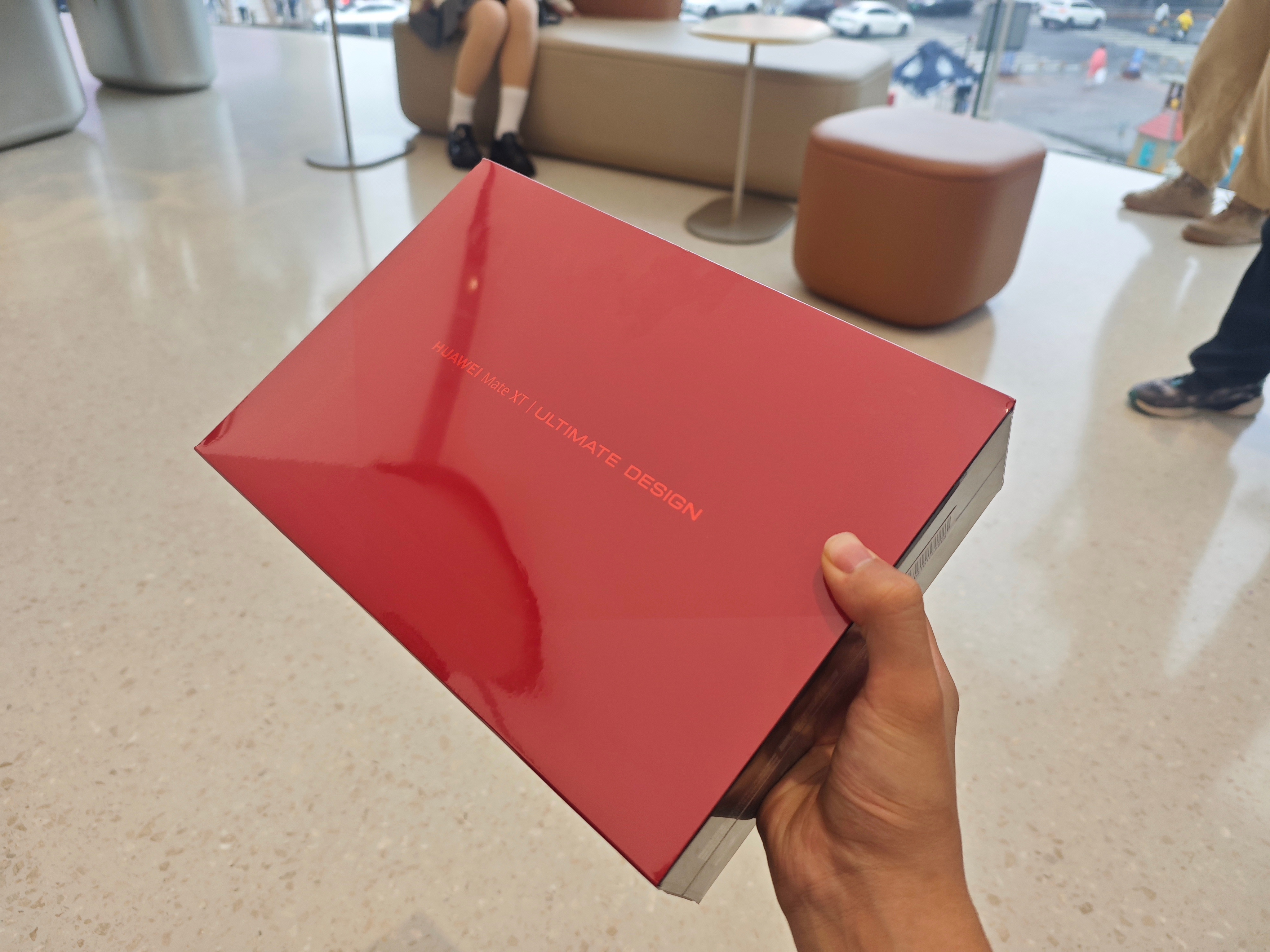 这厚实的包装，这豪华感，是华为 Mate XT 非凡大师没错了，好想拆开看看啊[