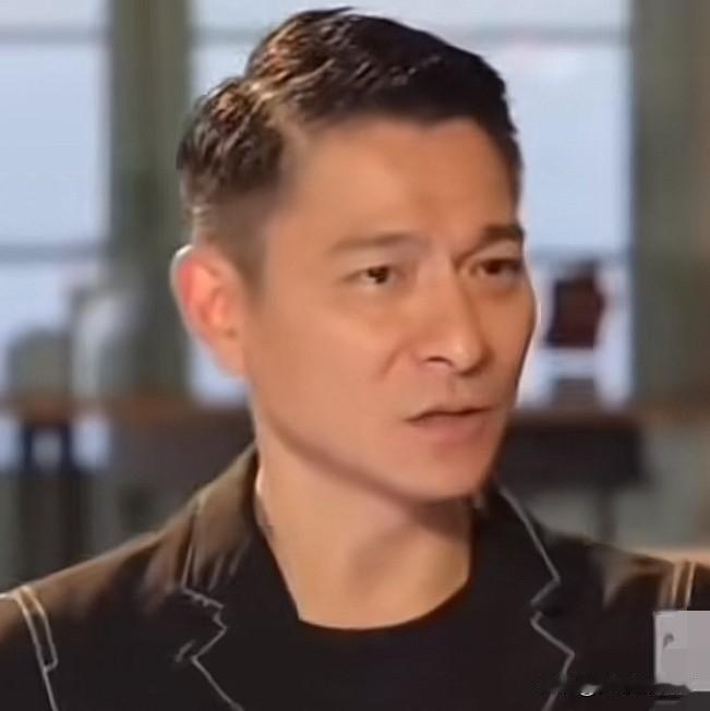 刘德华这谦虚劲儿，真是让人佩服！鲁豫问他为啥不去内地歌手大赛当导师，他居然说自己