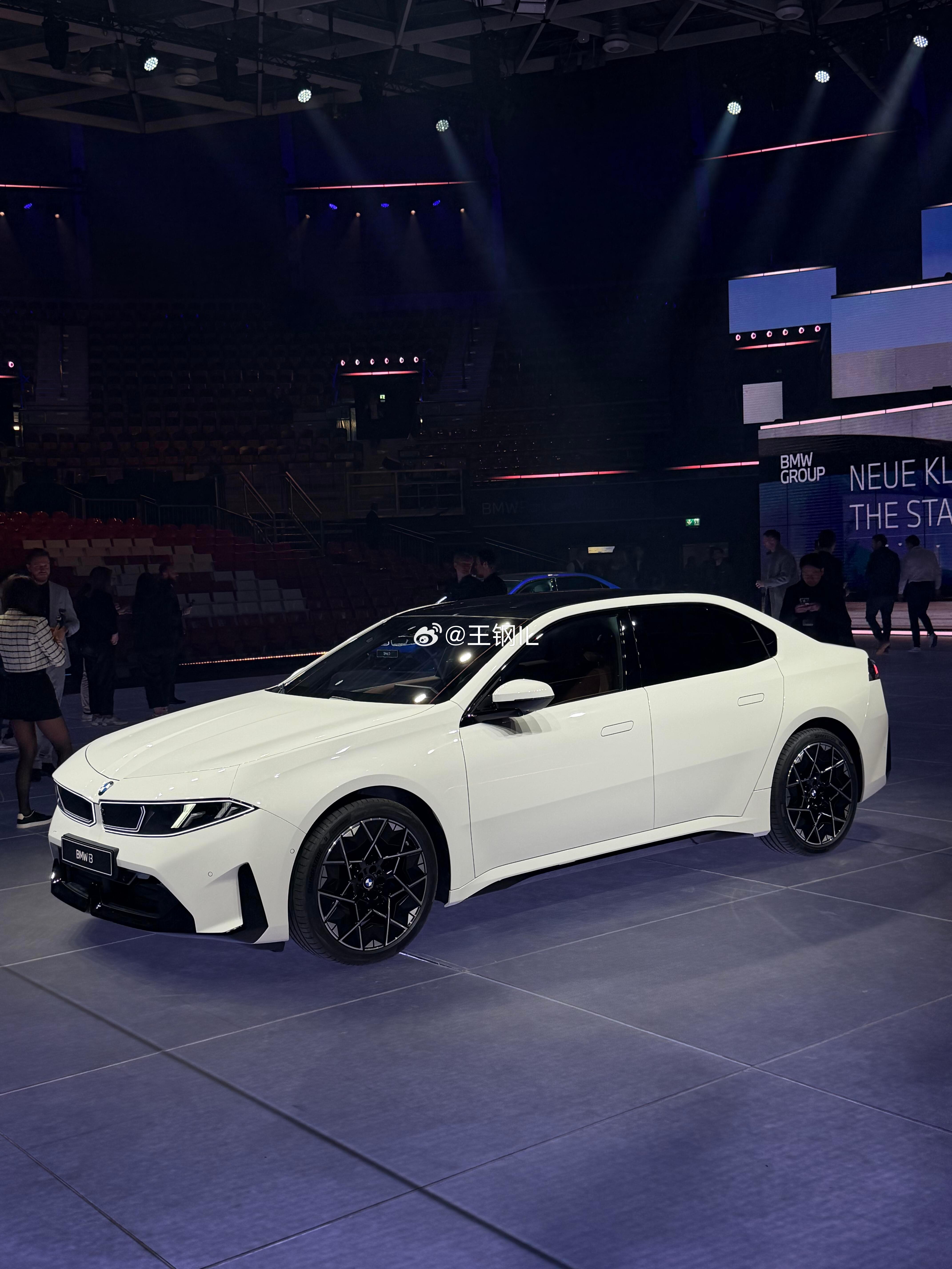 新世代宝马i3，白色好看，国产会加长宝马i3