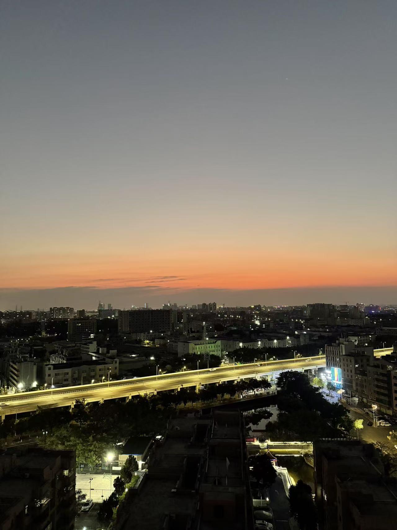 我拍到的落日瞬间在自家阳台上拍到的落瞬间，太美了，与大家分享一下！