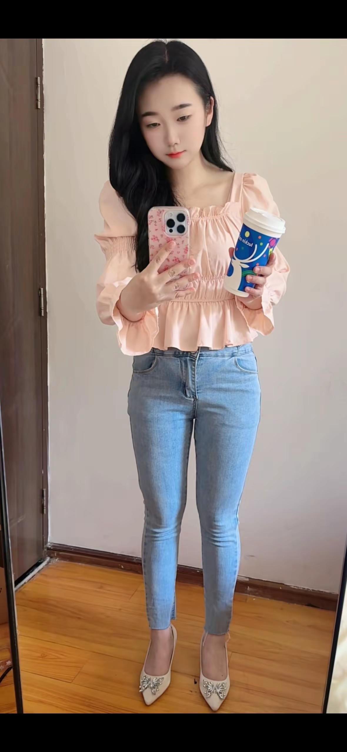 紧身上衣搭配牛仔裤