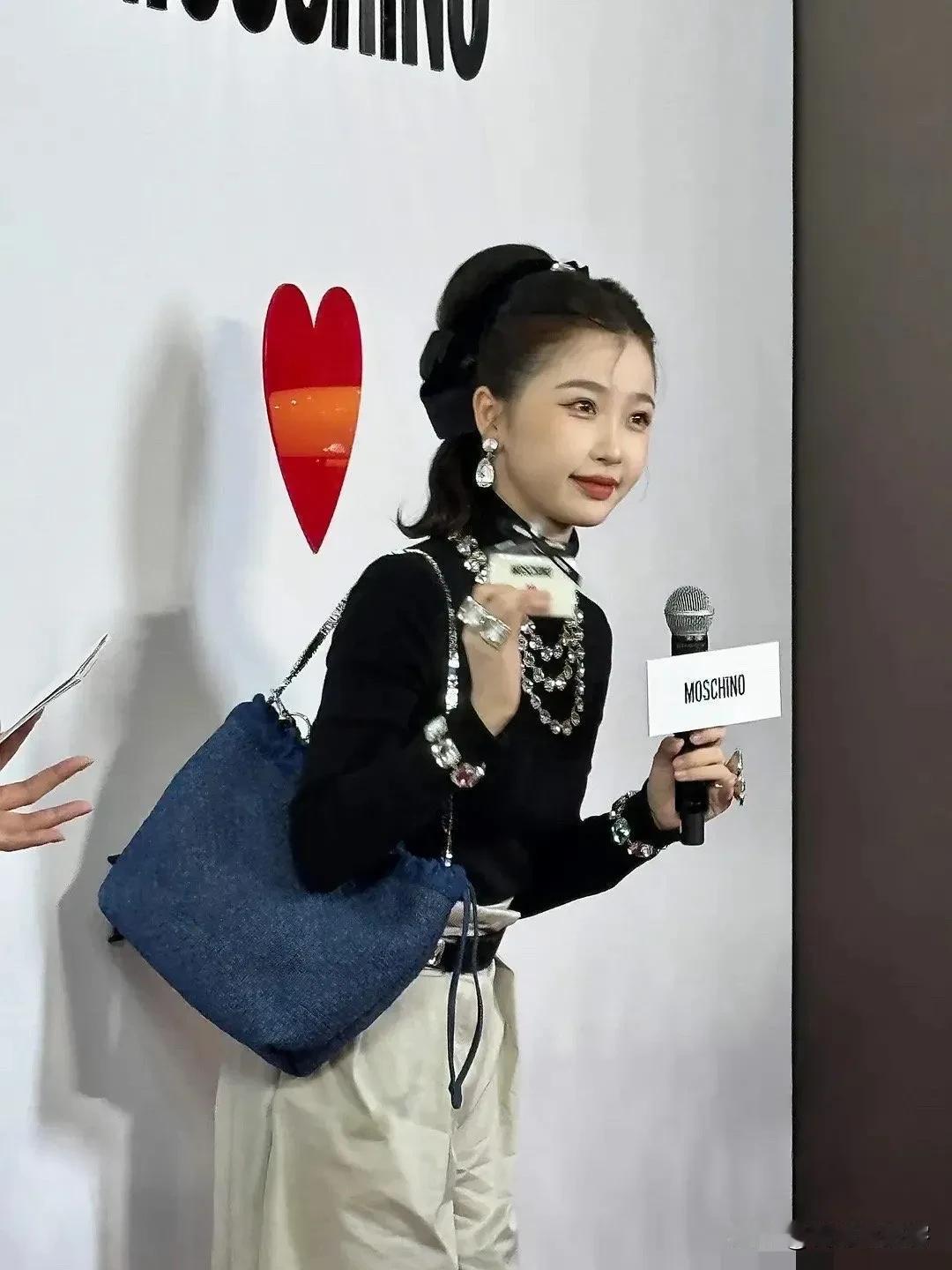 虞书欣又美又萌，在普通人群里面，真的一眼的惊艳，不过什么时候内娱明星，要与普通人