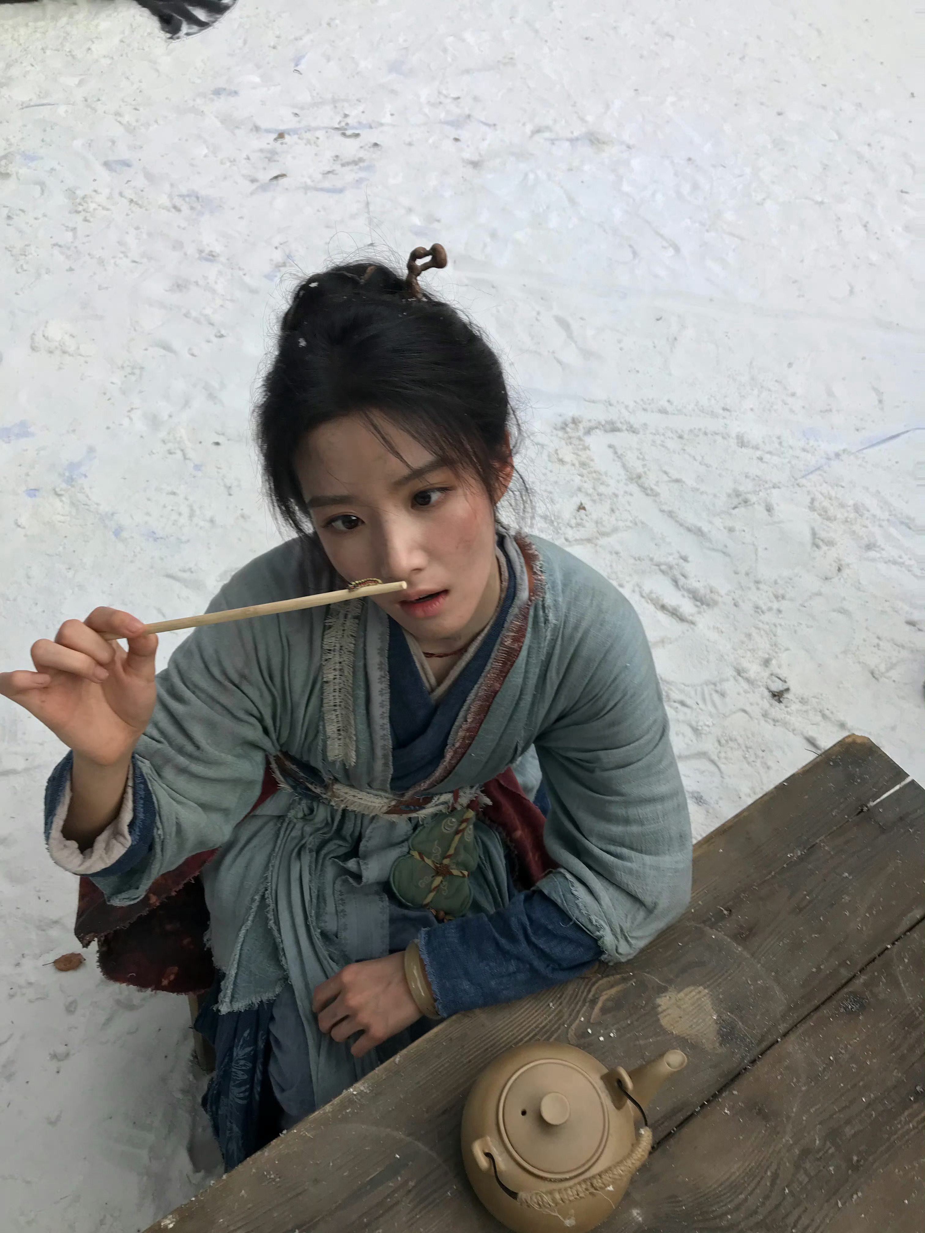 卢昱晓玩虫子 看出了孩子在剧组玩开心了哈哈 但是…姐姐怕蚊子可以躲进噜噜晓的怀抱