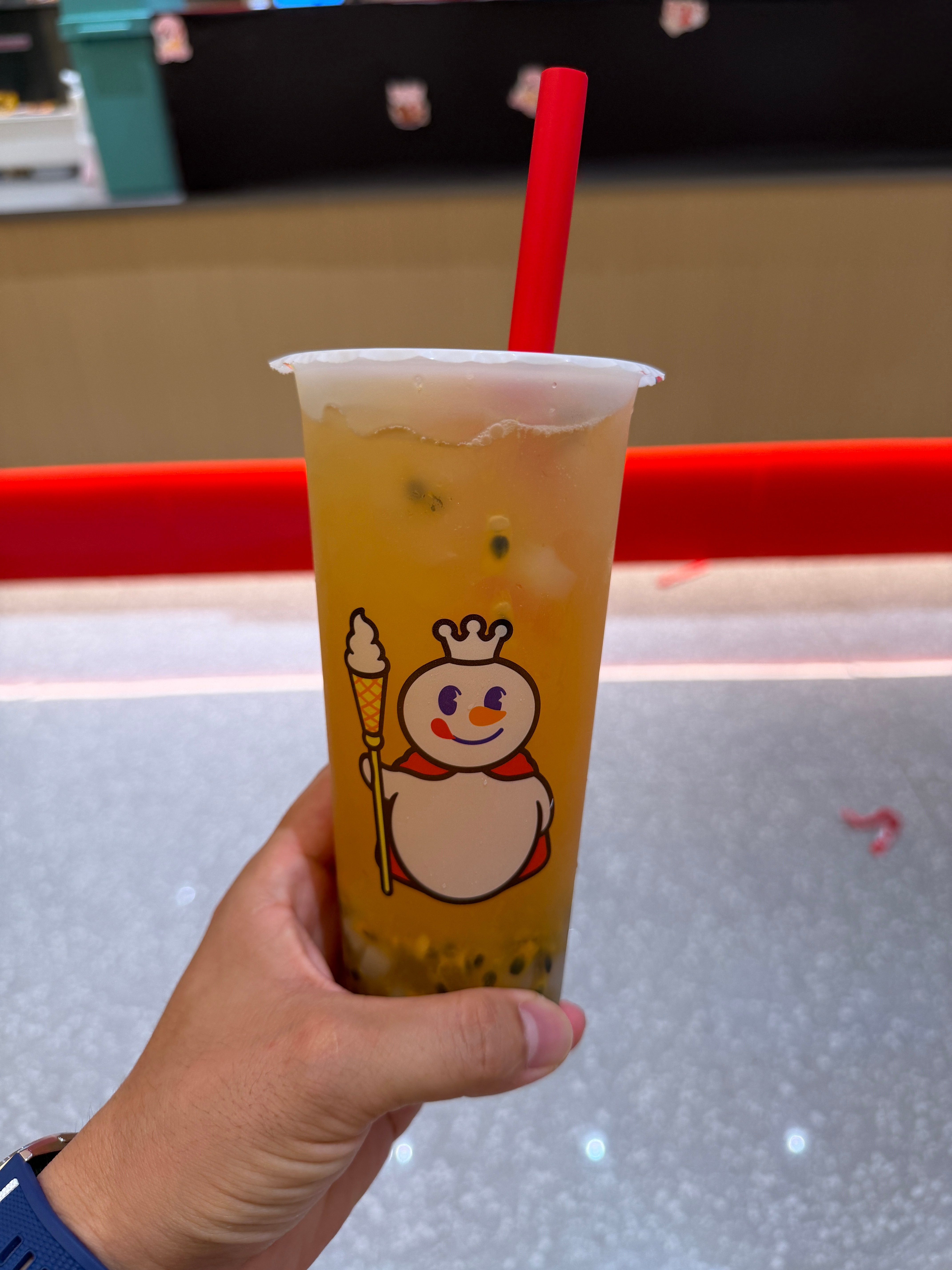 下午就吃了块红薯，结果减肥走路，头晕、乏力，干到蜜雪冰城了，补糖…… ​​​
