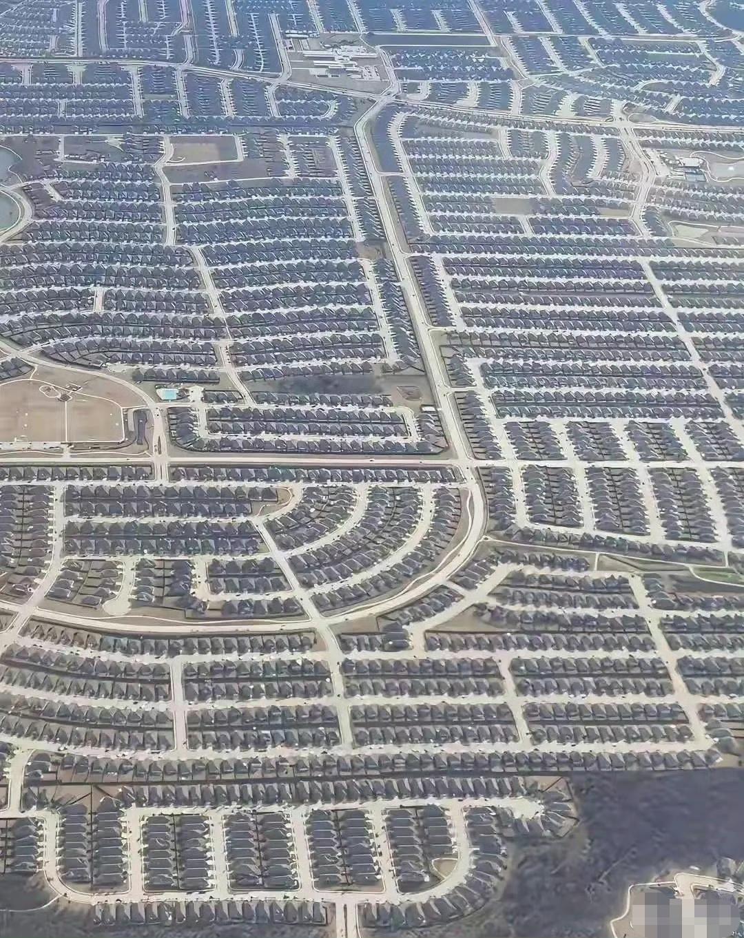 据说这张航拍图拍摄的是美国德克萨斯州达拉斯（Dallas）的郊区住宅开发区，具体