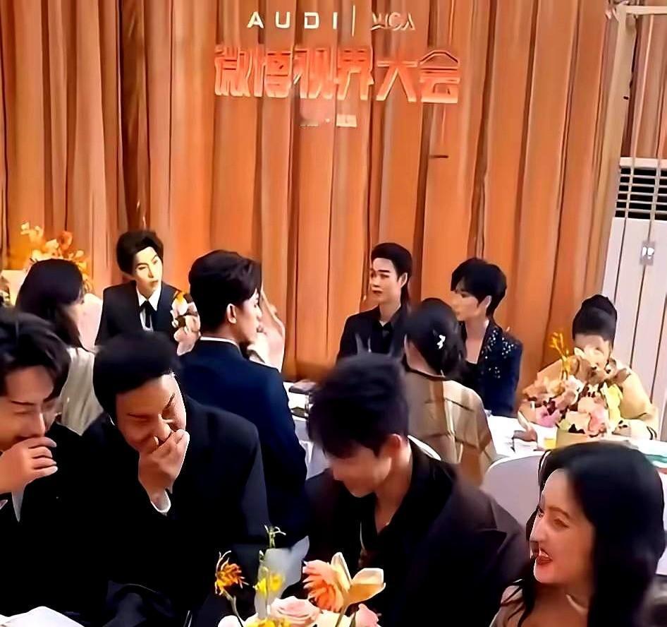 柯淳坐角落，徐志胜坐C位。
不是他不够火，是规矩还没跟上流量。
短剧一天播亿次，