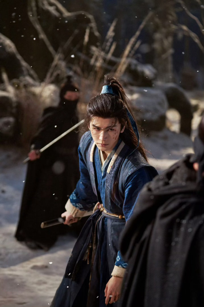 张凌赫人生镜头 张凌赫真的很适合镜头，氛围感拉满，随便一截都是好看的画面，安静站