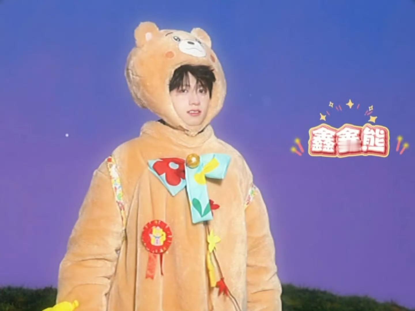 2000树桩上的圈纹，深浅交错如时光刻痕。有人见伤痕，我见每道褶皱里都锁着阳光雨