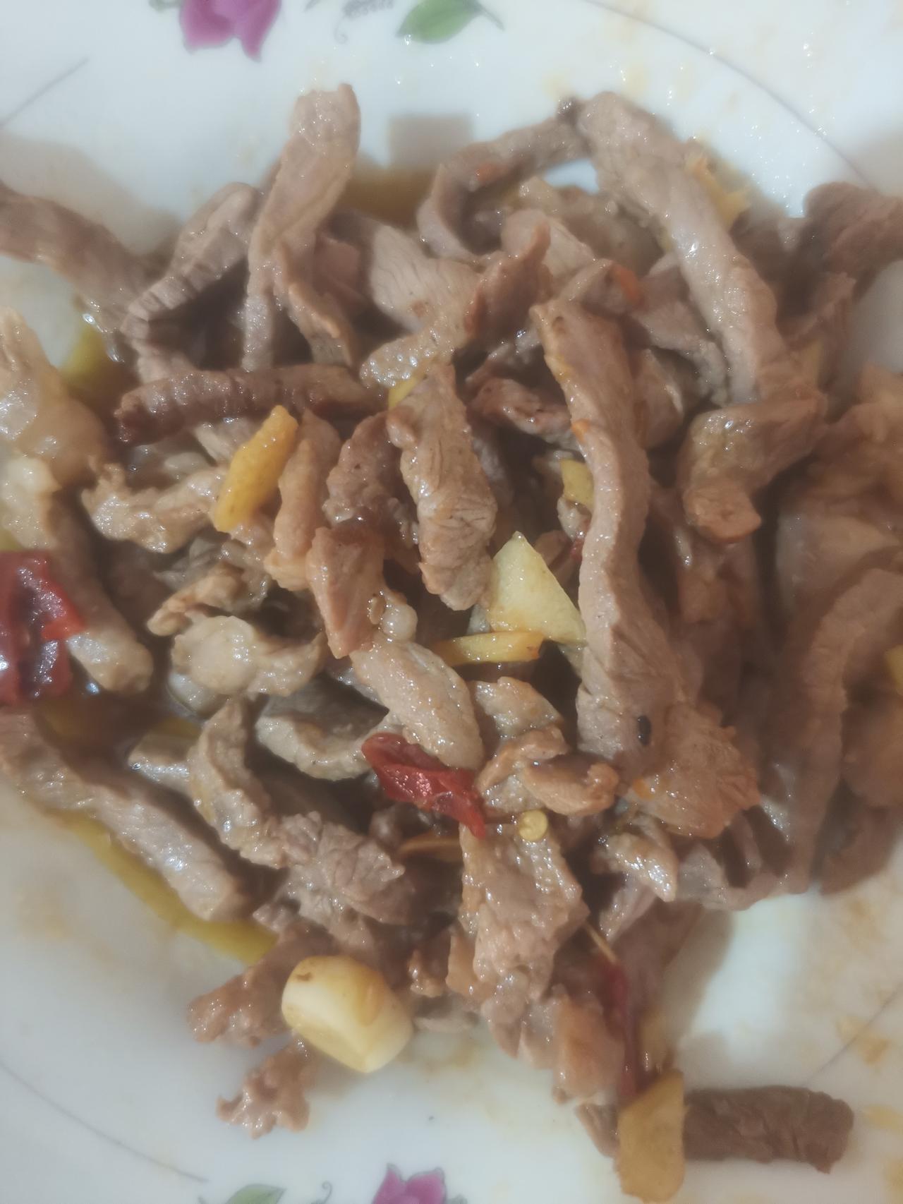 上午十点五十分开始炒菜。
先炒瘦肉，盛起。再炒黄瓜，加盐，待入味，倒入瘦肉，青椒