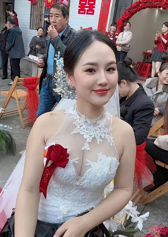 大姨家娶新媳妇
说真话，新媳妇挺美的。
不是我封建，好担心外甥吼不住。
如果我是