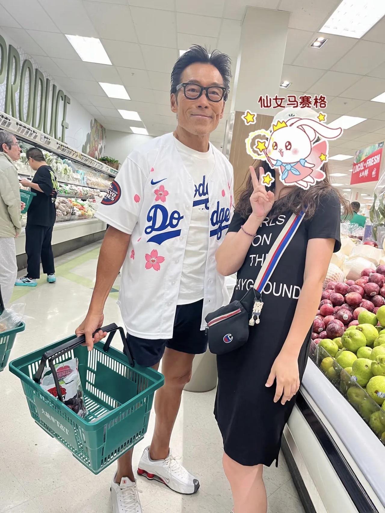 61岁郑浩南在温哥华超市买菜，他穿着道奇日本限定球衣，穿衣打扮时尚有型，个子不高