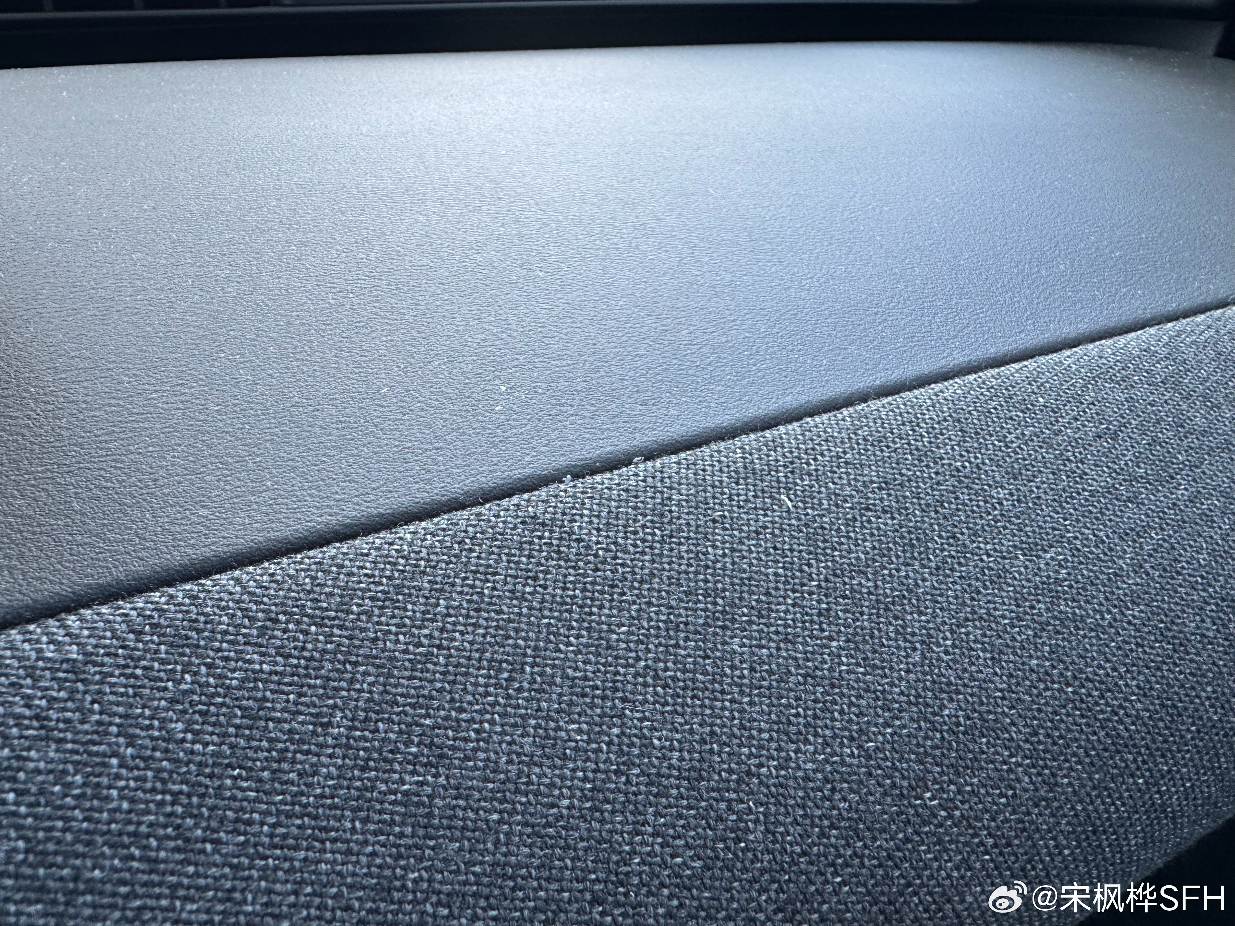 你们的萤火虫喷铝粉了么？我的好像有了，刚好是9月初的车，还没时间找售后问[允悲]